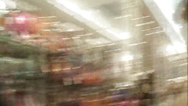 கௌகேர்ல் ஸ்டைலில் சவாரி செய்ய, உறுதியான ஆண்குறியின் மீது விழும் காம பொன்னிற செக்ஸ் வெடிகுண்டு