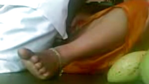 வசீகரிக்கும் அழகி ஹாட்டி தனது மொட்டையடிக்கப்பட்ட பிளவை அழகுபடுத்தப்பட்ட விரல்களால் அடிக்கிறாள்